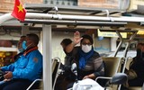 Khách du lịch đeo khẩu trang phòng virus corona, khám phá Thủ đô Hà Nội